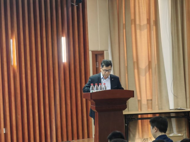 2河南大学教务处副处长朱显峰教授主持.jpg
